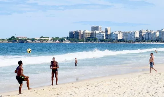 Football-Tour-Brasil-Copacabana.height-775_UbW2nno