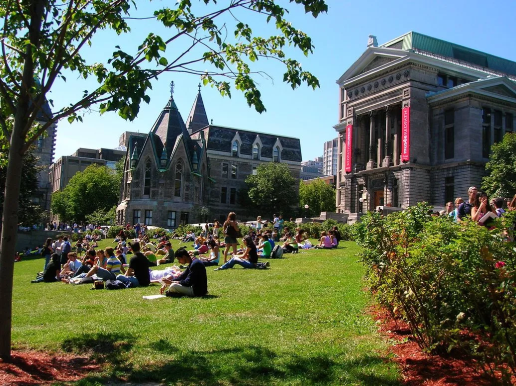 Football-Tour-Canada-Montreal-University.height-775_AQb9WYr-1030x771