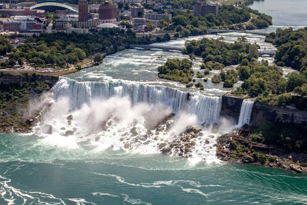 Football-Tour-Canada-Toronto-Waterfall.height-775_QSbrVoE-1030x687