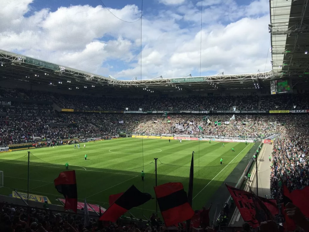 Football-Tour-Germany-Signal-Iduna-Park.height-775_3D39fHB-1030x773