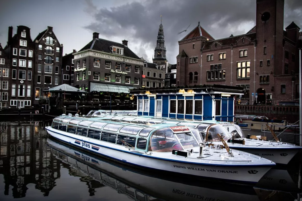 Football-Tour-Netherlands-Canal-Tour.height-775_aX8DahC-1030x687