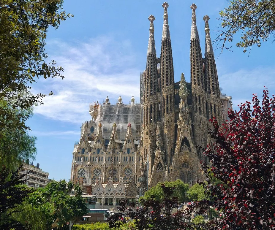 Football-Tour-Spain-Sagrada-Familia.height-775_Np7GnV9